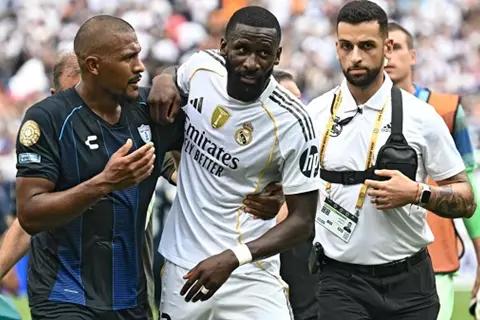 فيفا يفتح تحقيقا ضد لاعب باتشوكا بعد اتهامه بتوجيه إساءة عنصرية لروديجر